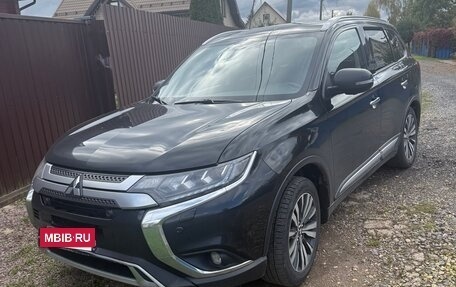 Mitsubishi Outlander III рестайлинг 3, 2020 год, 1 720 000 рублей, 6 фотография