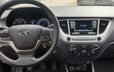 Hyundai Solaris II рестайлинг, 2019 год, 900 000 рублей, 12 фотография