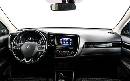 Mitsubishi Outlander III рестайлинг 3, 2020 год, 1 999 000 рублей, 10 фотография