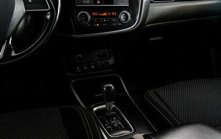 Mitsubishi Outlander III рестайлинг 3, 2020 год, 1 999 000 рублей, 13 фотография