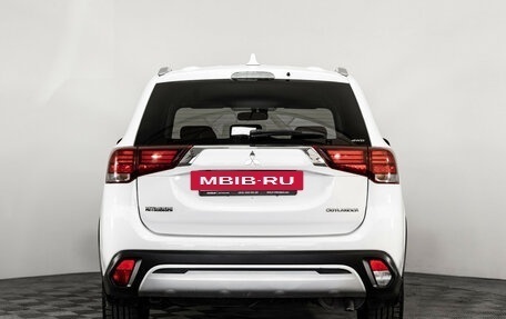 Mitsubishi Outlander III рестайлинг 3, 2020 год, 1 999 000 рублей, 6 фотография