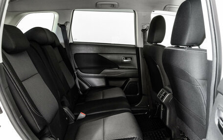 Mitsubishi Outlander III рестайлинг 3, 2020 год, 1 999 000 рублей, 19 фотография