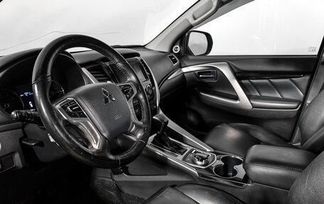 Mitsubishi Pajero Sport III рестайлинг, 2017 год, 2 590 000 рублей, 9 фотография