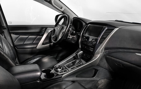 Mitsubishi Pajero Sport III рестайлинг, 2017 год, 2 590 000 рублей, 14 фотография