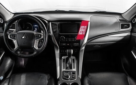 Mitsubishi Pajero Sport III рестайлинг, 2017 год, 2 590 000 рублей, 16 фотография