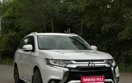 Mitsubishi Outlander III рестайлинг 3, 2022 год, 2 100 000 рублей, 1 фотография