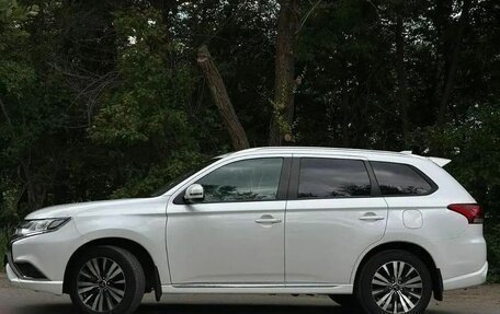 Mitsubishi Outlander III рестайлинг 3, 2022 год, 2 100 000 рублей, 4 фотография