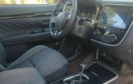 Mitsubishi Outlander III рестайлинг 3, 2022 год, 2 100 000 рублей, 9 фотография