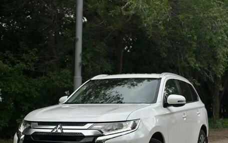 Mitsubishi Outlander III рестайлинг 3, 2022 год, 2 100 000 рублей, 3 фотография