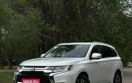 Mitsubishi Outlander III рестайлинг 3, 2022 год, 2 100 000 рублей, 2 фотография