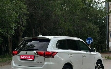 Mitsubishi Outlander III рестайлинг 3, 2022 год, 2 100 000 рублей, 5 фотография