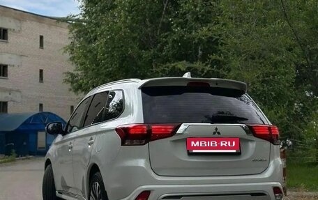 Mitsubishi Outlander III рестайлинг 3, 2022 год, 2 100 000 рублей, 6 фотография