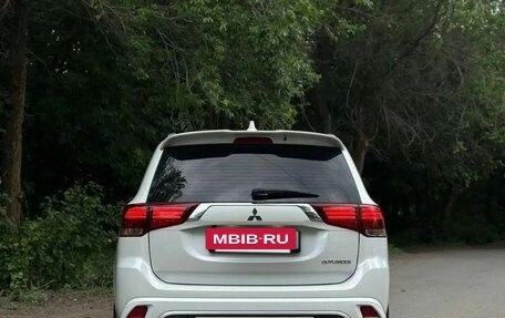 Mitsubishi Outlander III рестайлинг 3, 2022 год, 2 100 000 рублей, 7 фотография