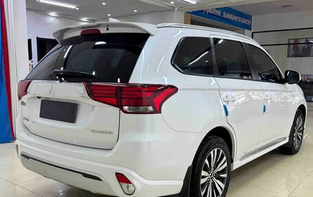 Mitsubishi Outlander III рестайлинг 3, 2022 год, 1 600 000 рублей, 4 фотография