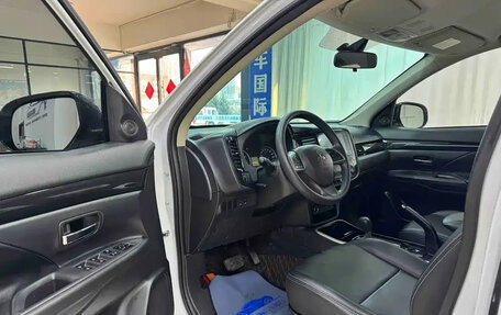 Mitsubishi Outlander III рестайлинг 3, 2022 год, 1 600 000 рублей, 8 фотография