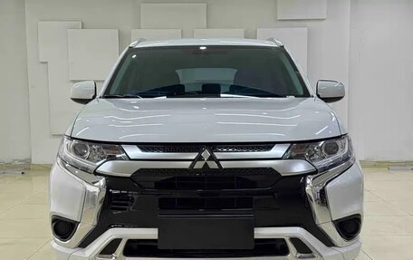Mitsubishi Outlander III рестайлинг 3, 2022 год, 1 600 000 рублей, 2 фотография