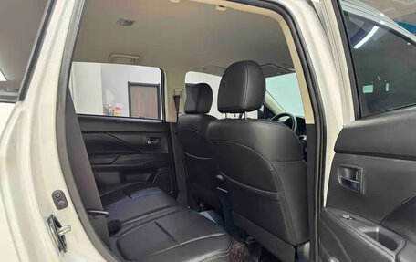 Mitsubishi Outlander III рестайлинг 3, 2022 год, 1 600 000 рублей, 10 фотография