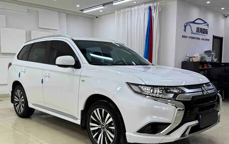 Mitsubishi Outlander III рестайлинг 3, 2022 год, 1 600 000 рублей, 3 фотография
