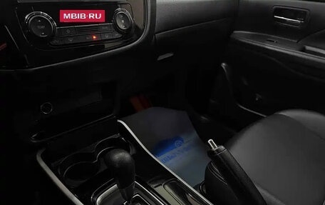 Mitsubishi Outlander III рестайлинг 3, 2022 год, 1 600 000 рублей, 11 фотография