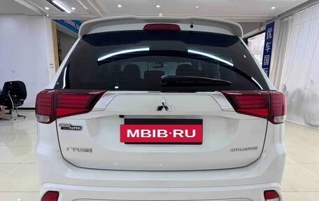 Mitsubishi Outlander III рестайлинг 3, 2022 год, 1 600 000 рублей, 5 фотография