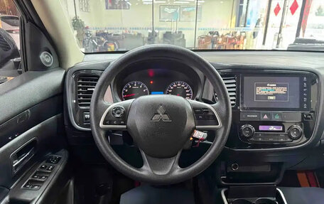 Mitsubishi Outlander III рестайлинг 3, 2022 год, 1 600 000 рублей, 13 фотография