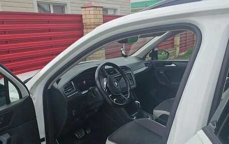 Volkswagen Tiguan II, 2019 год, 2 430 000 рублей, 15 фотография