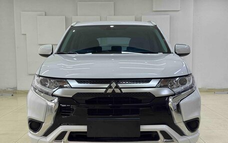 Mitsubishi Outlander III рестайлинг 3, 2022 год, 1 625 000 рублей, 2 фотография
