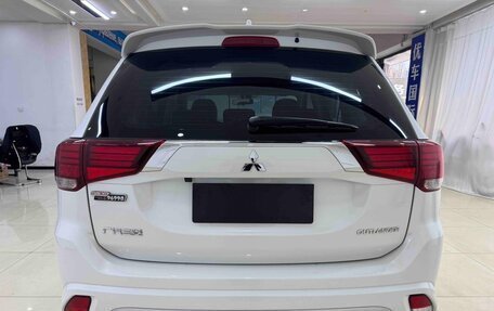 Mitsubishi Outlander III рестайлинг 3, 2022 год, 1 625 000 рублей, 5 фотография