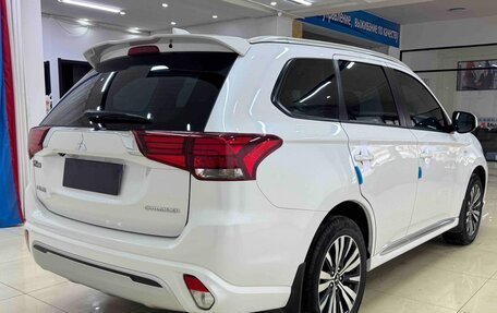 Mitsubishi Outlander III рестайлинг 3, 2022 год, 1 625 000 рублей, 6 фотография
