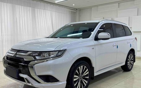 Mitsubishi Outlander III рестайлинг 3, 2022 год, 1 625 000 рублей, 3 фотография