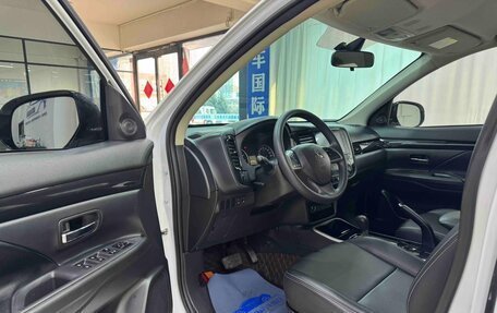 Mitsubishi Outlander III рестайлинг 3, 2022 год, 1 625 000 рублей, 7 фотография