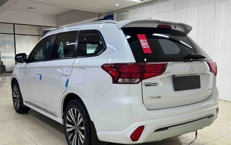 Mitsubishi Outlander III рестайлинг 3, 2022 год, 1 625 000 рублей, 4 фотография