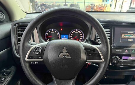 Mitsubishi Outlander III рестайлинг 3, 2022 год, 1 625 000 рублей, 9 фотография