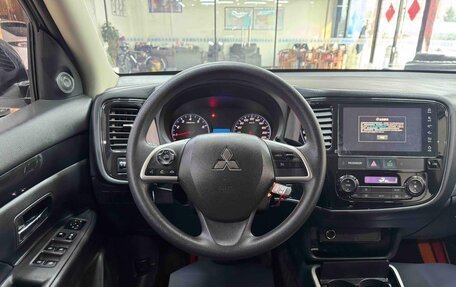 Mitsubishi Outlander III рестайлинг 3, 2022 год, 1 625 000 рублей, 10 фотография