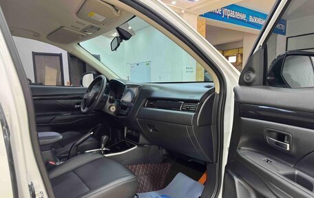 Mitsubishi Outlander III рестайлинг 3, 2022 год, 1 625 000 рублей, 14 фотография
