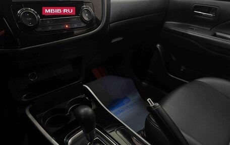 Mitsubishi Outlander III рестайлинг 3, 2022 год, 1 625 000 рублей, 12 фотография