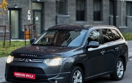 Mitsubishi Outlander III рестайлинг 3, 2013 год, 1 450 000 рублей, 2 фотография