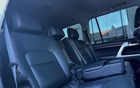 Toyota Land Cruiser 200, 2016 год, 6 000 000 рублей, 21 фотография
