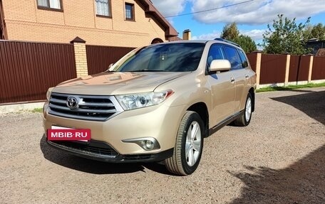 Toyota Highlander III, 2011 год, 1 800 000 рублей, 2 фотография