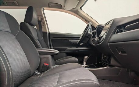 Mitsubishi Outlander III рестайлинг 3, 2018 год, 1 859 000 рублей, 10 фотография