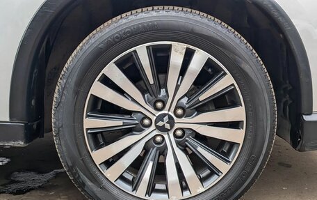 Mitsubishi Outlander III рестайлинг 3, 2018 год, 1 859 000 рублей, 16 фотография