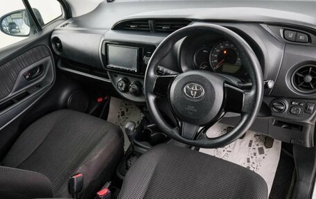 Toyota Vitz, 2017 год, 899 000 рублей, 8 фотография