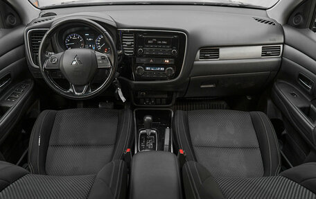 Mitsubishi Outlander III рестайлинг 3, 2018 год, 1 480 000 рублей, 8 фотография
