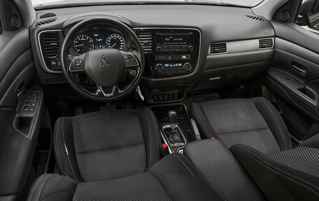 Mitsubishi Outlander III рестайлинг 3, 2018 год, 1 480 000 рублей, 12 фотография