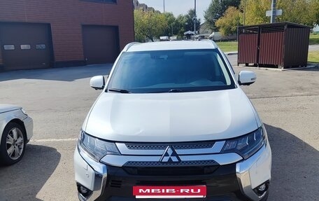 Mitsubishi Outlander III рестайлинг 3, 2019 год, 2 800 000 рублей, 2 фотография
