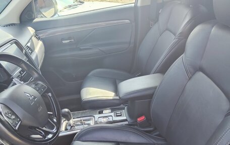 Mitsubishi Outlander III рестайлинг 3, 2019 год, 2 800 000 рублей, 6 фотография