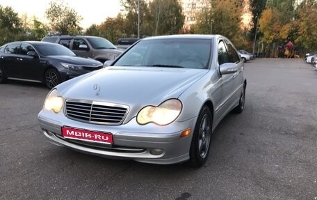 Mercedes-Benz C-Класс, 2004 год, 650 000 рублей, 1 фотография