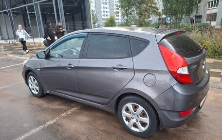 Hyundai Solaris II рестайлинг, 2011 год, 700 000 рублей, 3 фотография
