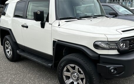 Toyota FJ Cruiser, 2022 год, 4 890 000 рублей, 2 фотография