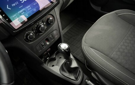 Renault Logan II, 2018 год, 799 000 рублей, 11 фотография